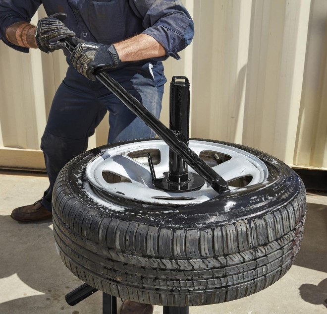 Tire Changing Made Simple: Master the Manual Tire Changers in 5 Easy Steps